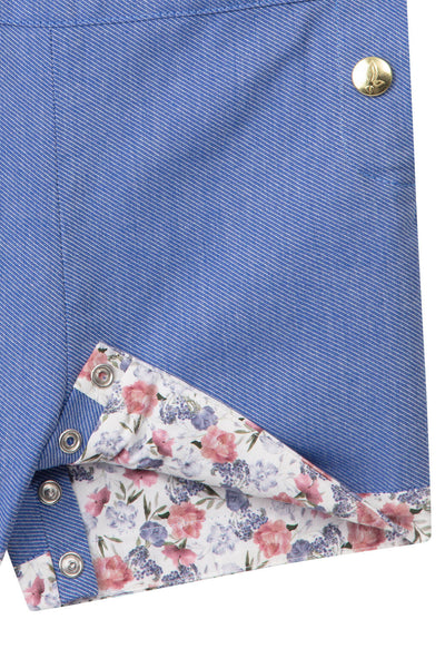 Les salopettes-short sont équipées de boutons pression à l'entrejambe, pour faciliter le change du bébé