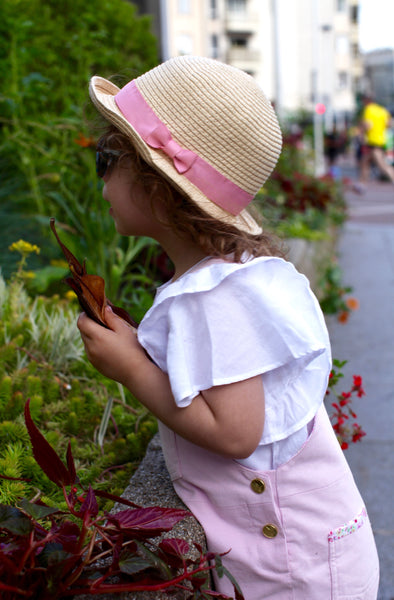 Salopette short rose pour les petites aventurières, très pratique et confortable, entièrement doublée, 100% coton, avec les bretelles réglables