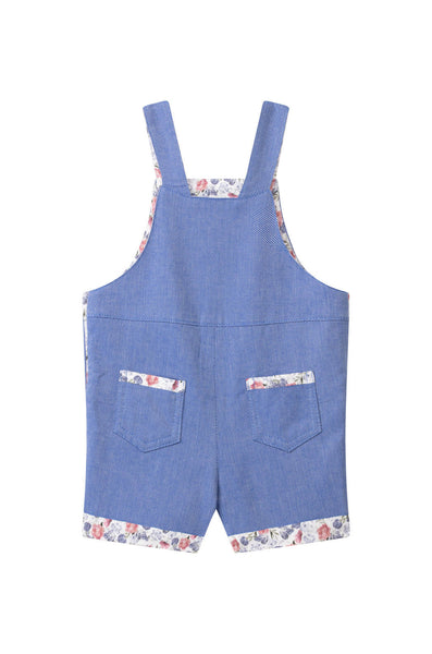 Dos de la salopette short en denim bio, doublée de petites fleurs