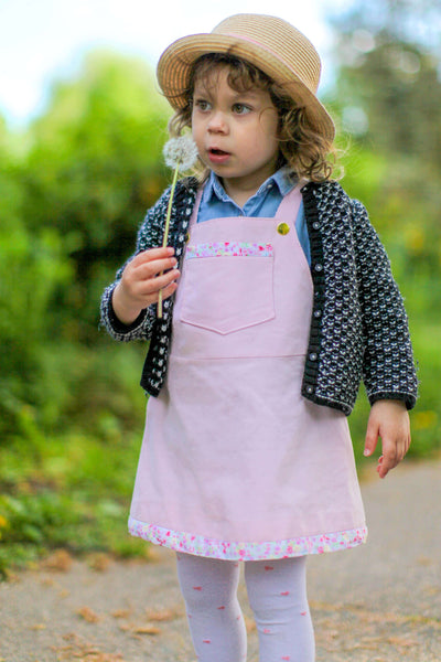 Une robe-salopette simple et tendance, pour petite fille de 6 mois à 4 ans