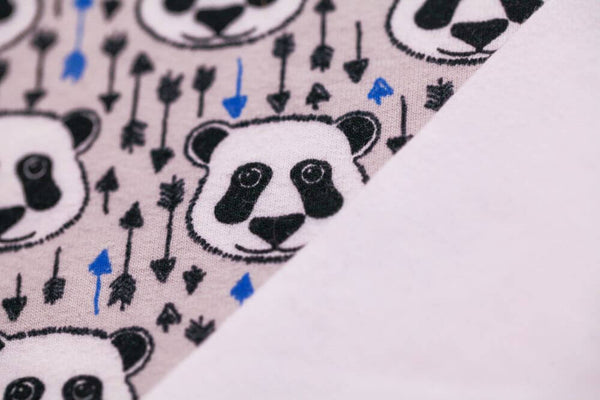 Zoom sur les pandas blancs et noirs de ce sweat enfant